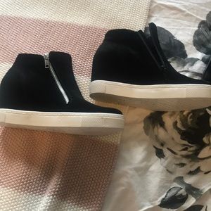 Black wedge sneakers